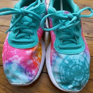 Pretty Nike girls sneakers size 2 multicolor
